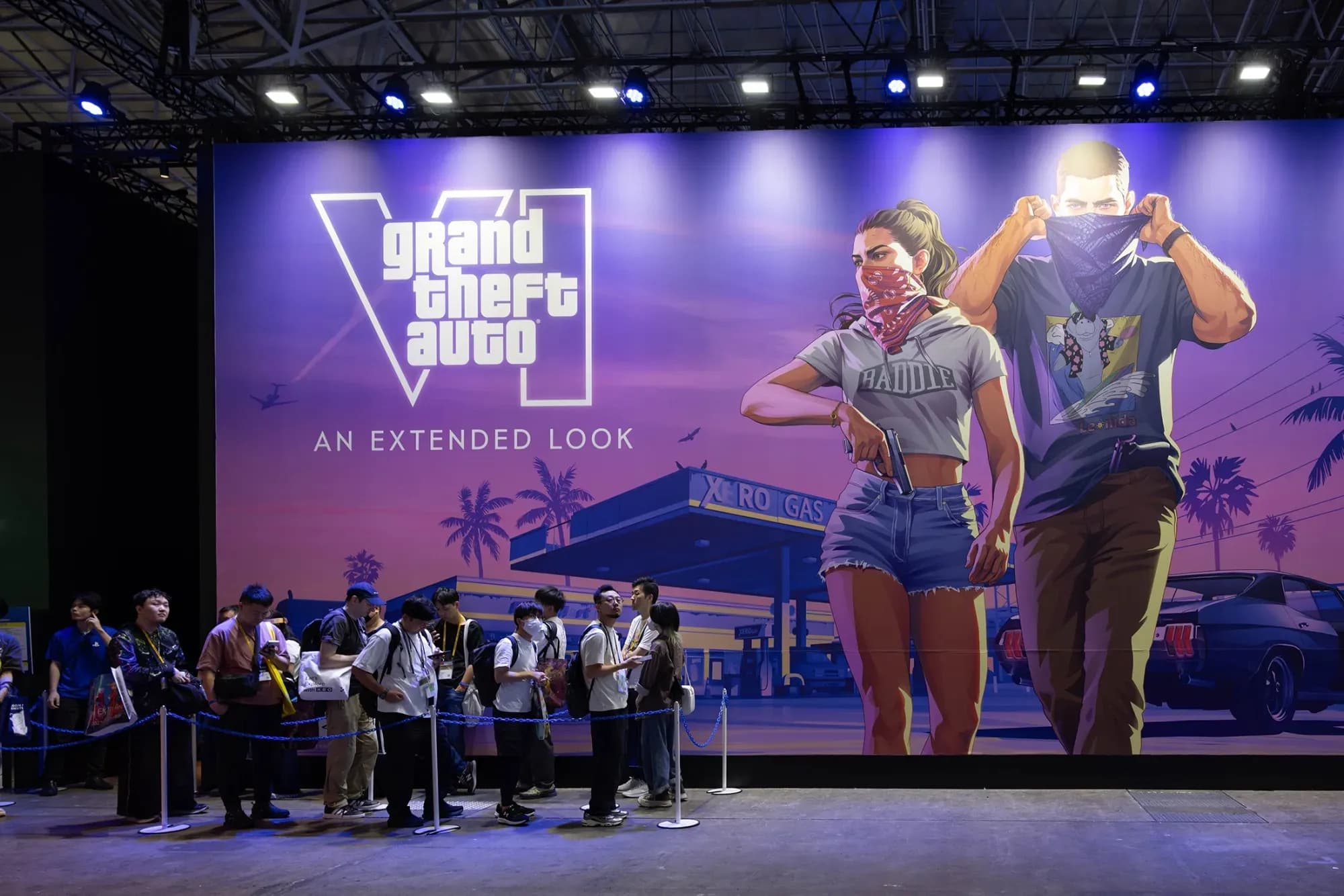 Посетители Tokyo Game Show 2026 возле баннера GTA VI